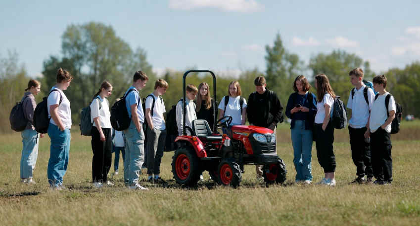 Студенти оглядають мыны-трактор